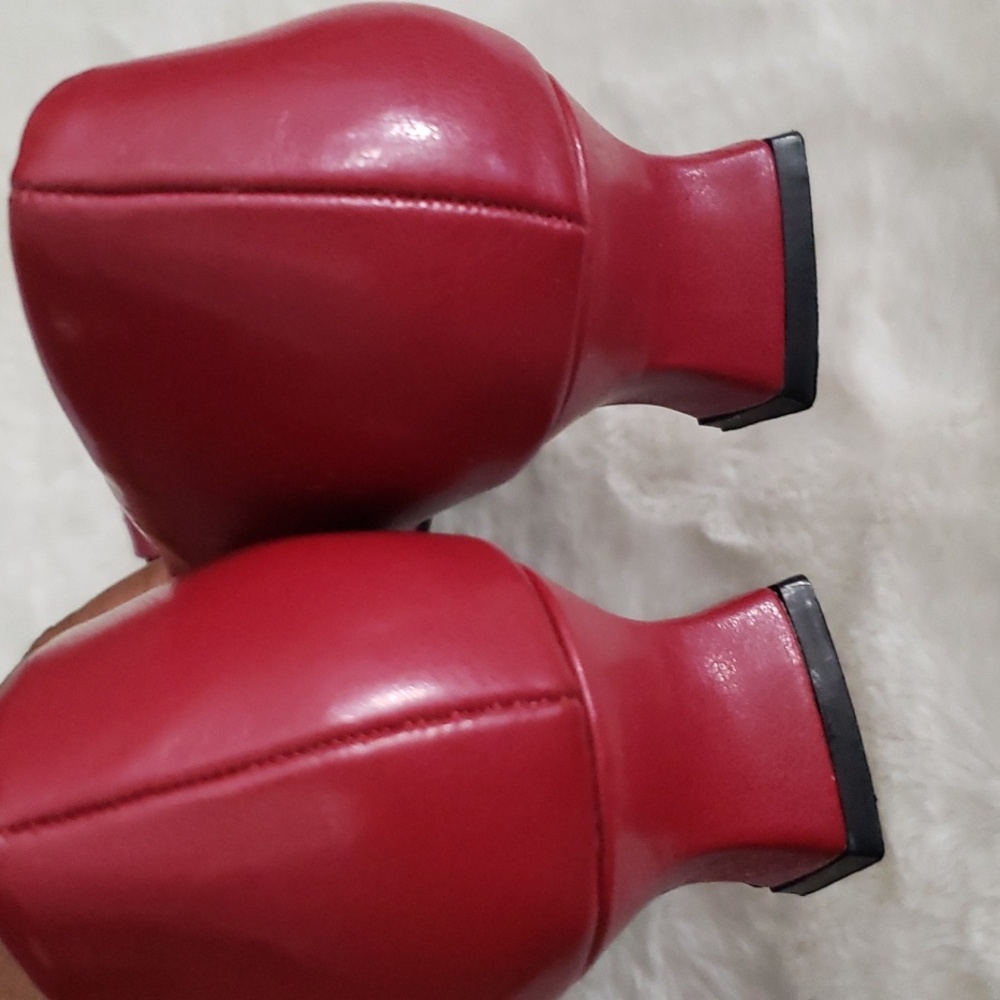 Red Pumps - image 3